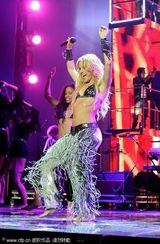 幻灯组图：夏奇拉草裙热舞秀蛮腰 弯腰抛球春光乍泄