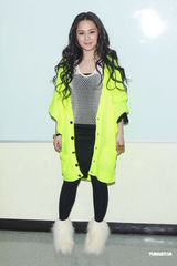 组图：《劲歌金曲》录影 阿娇(钟欣桐)出席郑欣宜落泪