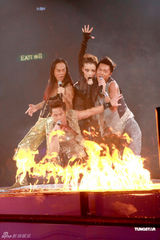 组图：容祖儿突破尺度演绎性感 与猛男贴身热舞