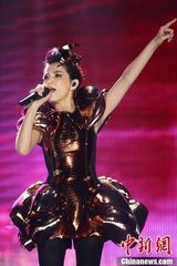 组图：S.H.E南京开唱 三人激情热吻引粉丝尖叫