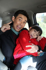 组图：《老有所依》张铎陪女儿玩耍 为爱过把瘾