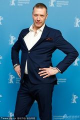 组图：《你爱的人》佩斯勃兰特姿势妖娆