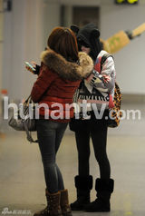 组图：张馨予卡通装回京模样俏皮