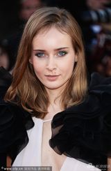 组图：《过往》首映 女主角深V露奶秀美腿