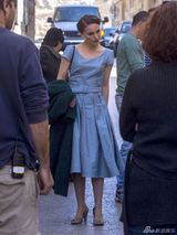 组图：娜塔莉新片自导自演 典雅蓝裙搭戏小男孩