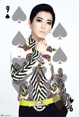 组图：刘忻宣传照曝光 穿图腾衬衫扮花美男