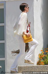 组图：海瑟薇百褶衫黄挎包 夏日小跑清丽亮眼