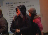 组图：丁俊晖携女友和母亲回京打出租
