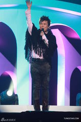 组图：张信哲红馆开唱 深情演绎哲式情歌