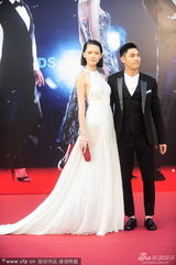 组图：廖子妤透明白裙美腿朦胧 关楚耀身高输人