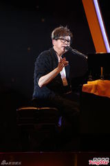 组图：伦永亮演唱会尾场 即兴拉叶德娴上台合唱