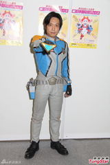 组图：吉冈毅志超人装会粉丝 否认动漫误导少年