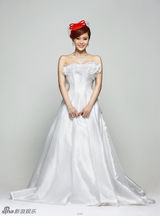 组图：佟大为关悦甜蜜写真出炉 母亲节倾情代言