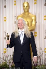 组图：奥斯卡后台-克劳迪奥－米兰达白发飘飘