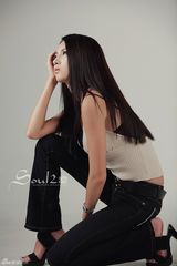 高清组图：韩国车模李美贤牛仔裤写真 线条优美