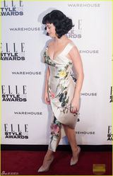 组图：水果姐穿花裙现身风尚大典 半裸性感香肩