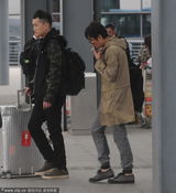 组图：文章现身机场狂抽烟解闷 不回家住酒店