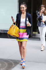 组图：杰西卡-阿尔芭街拍彩虹裙搭配潮包