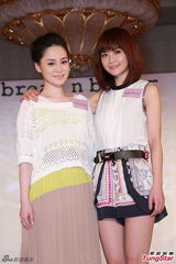 组图：阿娇(钟欣桐)长裙优雅 蔡卓妍清凉秀美腿