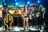 组图：Kacey获最佳乡村歌曲 超短裙深V献唱