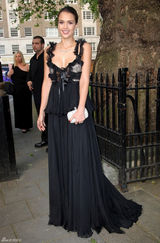 组图：杰西卡-阿尔芭低胸黑裙性感亮相