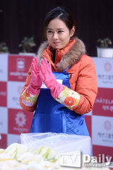 组图：孙艺珍腌泡菜 系围裙捧白菜变巧手主妇