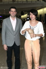 组图：梁咏琪返港老公甜蜜接机 被搂纤腰秀恩爱