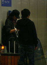 组图：汤唯返京现身机场 风衣仔裤有文青范儿