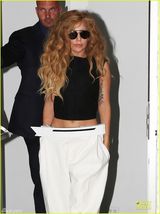 组图：Gaga与歌迷搭肩合影 MTV颁奖礼将唱开场