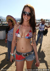 组图：加州音乐节比基尼辣妹抢眼 情侣激情热吻