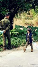 组图：电影《爸爸》曝花絮照 萌宝喂小动物有爱