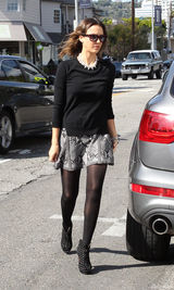 组图：阿尔芭黑丝透视装外出购物 摆臭脸秀美腿