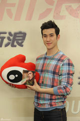 组图：李治廷谈与范冰冰绯闻 称时间久了没秘密