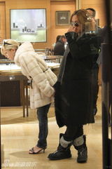 组图：滨崎步与新男友十指紧扣浪漫游巴黎