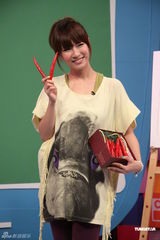 组图：歌手阿福录制节目献唱 敖犬与小昱争相表白