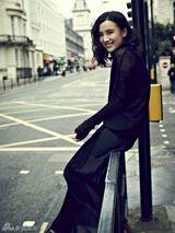 高清图：小宋佳化身英伦玫瑰 赴伦敦拍摄杂志封面