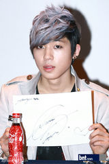 组图：韩团TEENTOP纪念专辑发行举办粉丝签名会