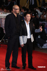 高清：《斗牛》剧组亮相红毯 黄渤摆pose信心足