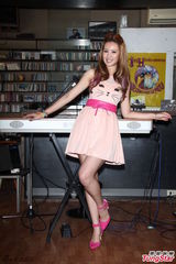 组图：安心亚为汪苏泷站台 粉裙娇俏笑容甜美