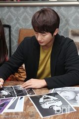 组图：朴施厚《香气》曝后台花絮照秀嫩肤帅气