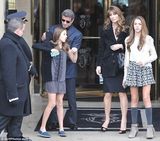 组图：史泰龙给女儿买高跟鞋 陪妻女逛街当模范老爸