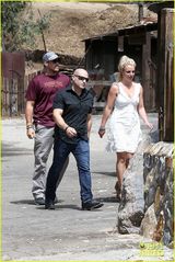 组图：布兰妮白裙爆乳装性感 与母同游温馨