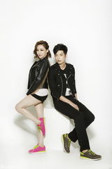 组图：BEG成员佳仁代言休闲鞋性感秀美腿