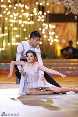 组图：金铭穿透视裙内衣隐现 热舞动作露底