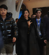 组图：张柏芝美艳黑裙挺胸露背引狂拍