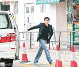 组图：郭晶晶挺大肚上街 霍启刚关怀备至