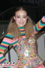 组图：容祖儿携泳儿罗力威出席派对迎圣诞