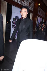 组图：关之琳性感不减爆乳秀美 捐百万助钟镇涛慈善