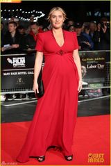 组图：温丝莱特明艳红裙手摸孕肚罩杯升级