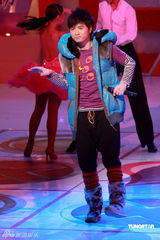 高清组图：明星参加慈善节目 古巨基热心公益演唱 